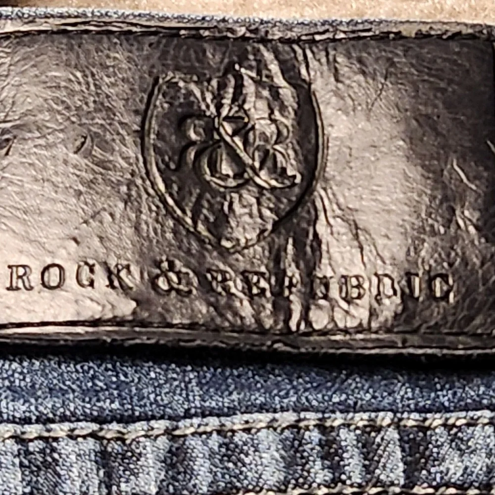 Rock & Republic Jeans Mens 32 Blue Medium Wash Straight Leg Embroidered Denim